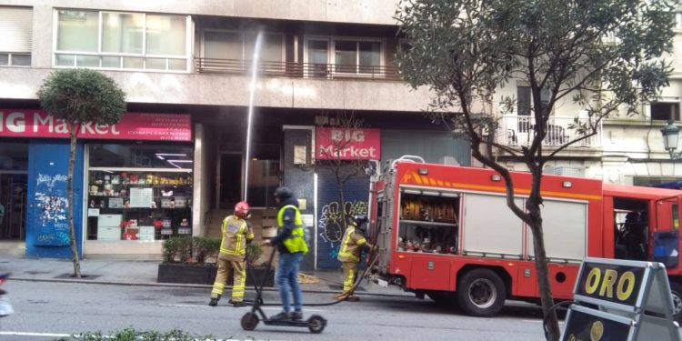 Un incendio en una vivienda de Urzaiz moviliza a los bomberos de Vigo