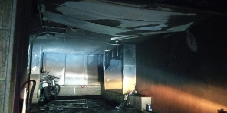 Un rayo provoca un incendio en el garaje de una vivienda de Soutomaior