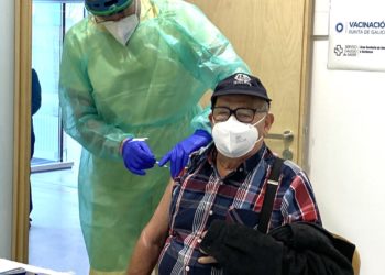 Leopoldo, el primer gallego mayor de 80 años que se vacuna fuera de una residencia