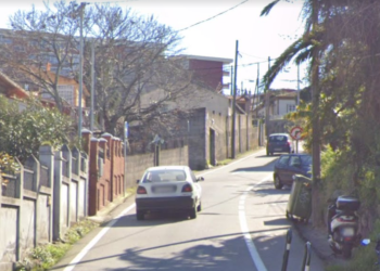 Un vigués se empotra con su coche contra un poste, da positivo en alcohol y es cazado incumpliendo las normas ‘anticovid’