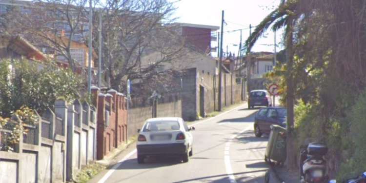 Un vigués se empotra con su coche contra un poste, da positivo en alcohol y es cazado incumpliendo las normas ‘anticovid’