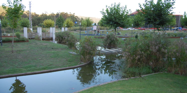 A área de lecer de Sanguiñeda acollerá o parque para cans de Mos