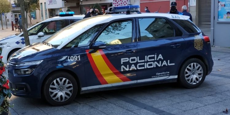 Un hombre con órdenes de alejamiento de garajes, detenido en Vigo por nuevos robos en coches