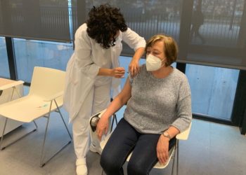 Medio millar de docentes reciben la primera dosis contra la Covid-19 en el Álvaro Cunqueiro