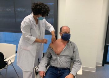 Sanidade intensifica la vacunación de docentes con citas en el Cunqueiro de mañana, tarde y noche