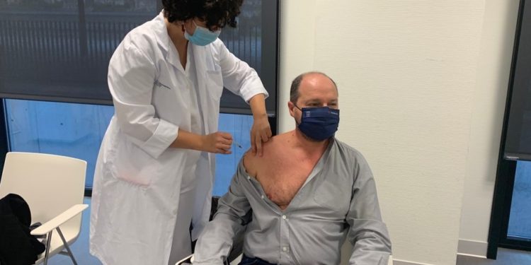 Sanidade intensifica la vacunación de docentes con citas en el Cunqueiro de mañana, tarde y noche