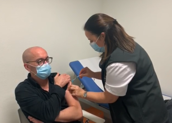 Más de mil profesionales del área de Vigo reciben la segunda dosis contra la Covid-19