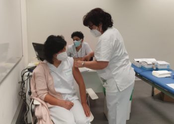 La vacunación contra la Covid-19 en Vigo continúa con los sanitarios no incluidos en primera línea