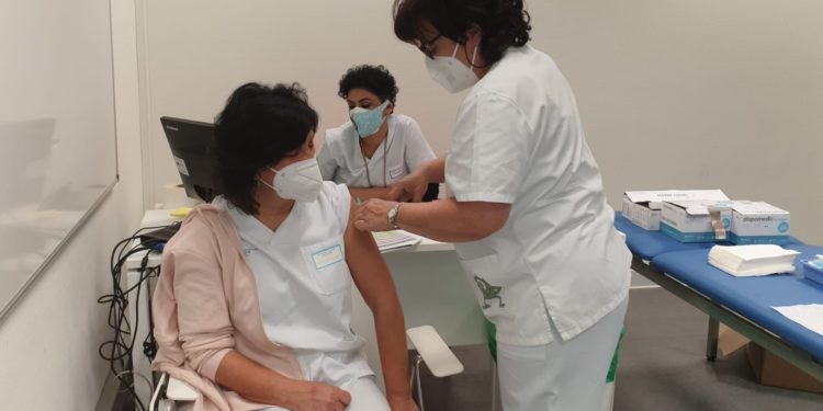 La vacunación contra la Covid-19 en Vigo continúa con los sanitarios no incluidos en primera línea