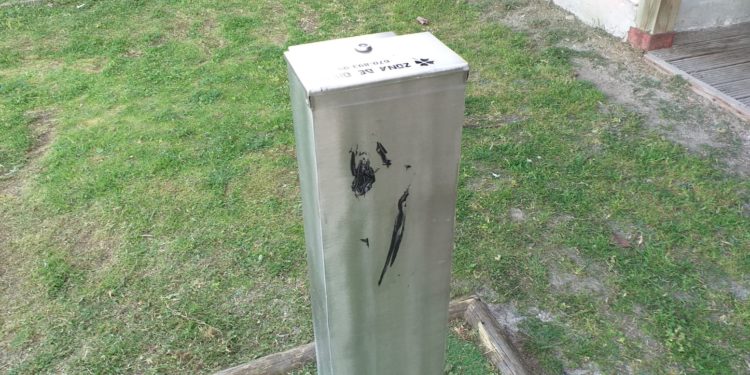 O parque infantil do Montiño, obxecto de actos vandálicos ás poucas horas da súa reparación