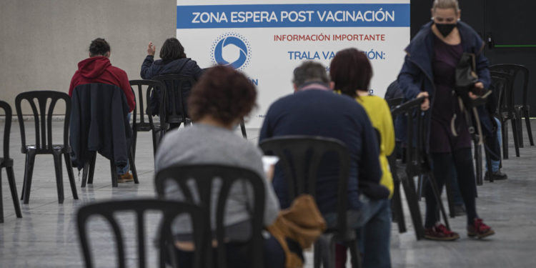 El área sanitaria de Vigo vacuna a 1.543 personas de entre 50 y 55 años en seis horas