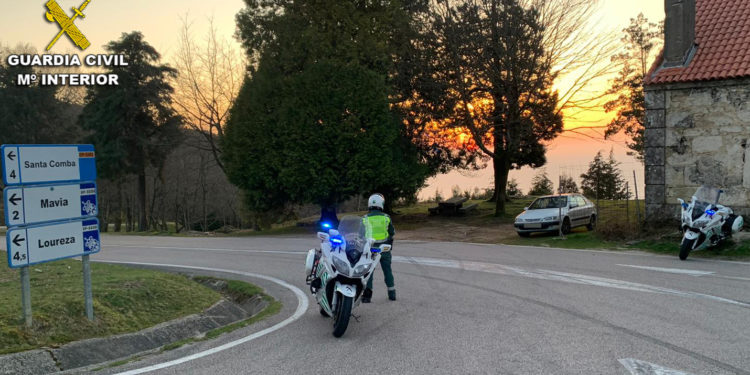 La Guardia Civil impide una concentración ilegal de coches y detecta conducciones imprudentes en Oia