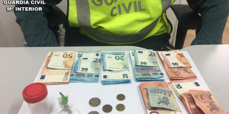 La Guardia Civil intercepta a un conductor en Cangas con 13 gramos de éxtasis