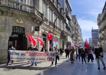 «Abren chiringuitos en el centro de Vigo mientras despiden a empleados y obligan a los clientes a hacer cola»