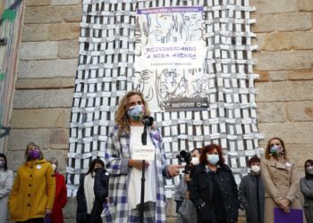 Máscaras na fachada da Deputación para pedir corresponsabilidade nos coidados