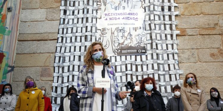 Máscaras na fachada da Deputación para pedir corresponsabilidade nos coidados