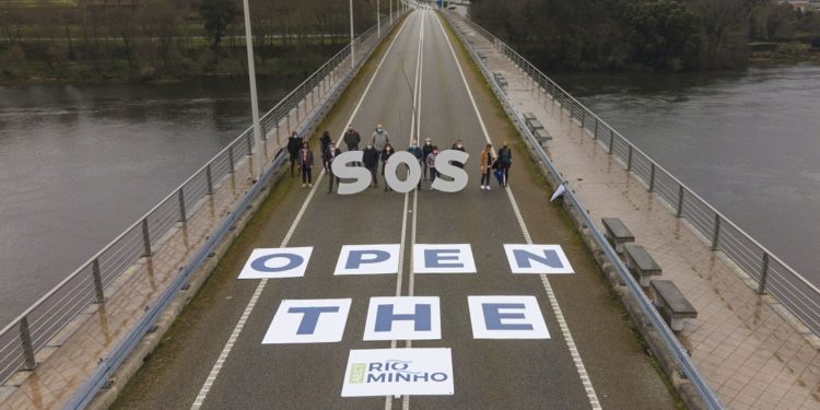 O Miño clama en inglés: «Open the border»