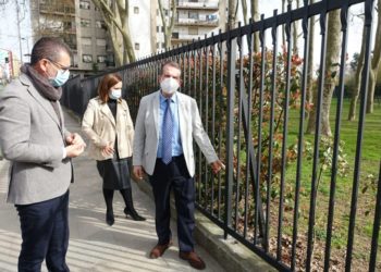Vigo repara la verja del parque «más importante de Galicia”