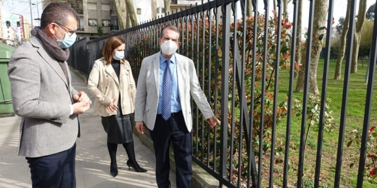 Vigo repara la verja del parque «más importante de Galicia”