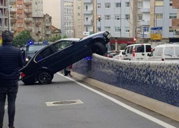 Aparatoso accidente en Vigo con un vehículo «encaramado» en el acceso de un túnel