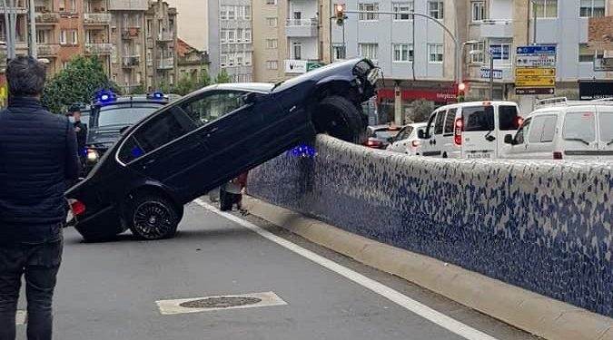 Aparatoso accidente en Vigo con un vehículo «encaramado» en el acceso de un túnel