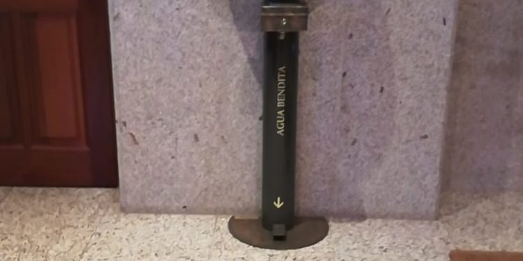 Vigo «inventa» el agua bendita anticovid