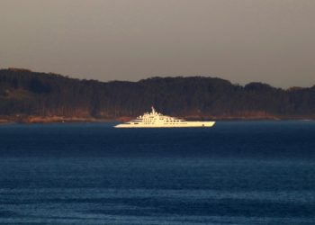 Vigo recibe al «Azzam», el mayor megayate del mundo