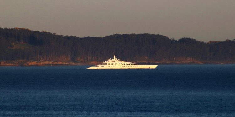 Vigo recibe al «Azzam», el mayor megayate del mundo