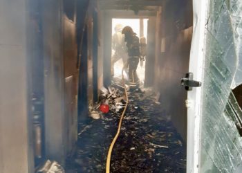 El fuego destruye la empresa Bacalaos Outón en Ponteareas