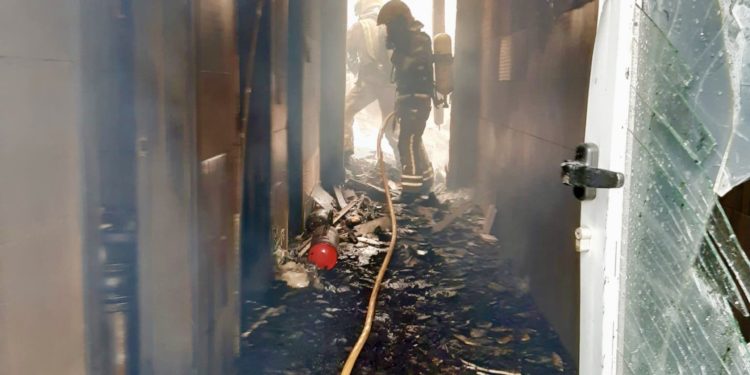 El fuego destruye la empresa Bacalaos Outón en Ponteareas