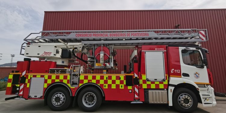Novo vehículo pesado de rescate e extinción en altura para o parque de O Porriño