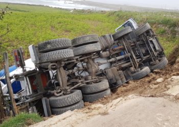 Un camionero de Nigrán, herido al volcar su hormigonera en Oia
