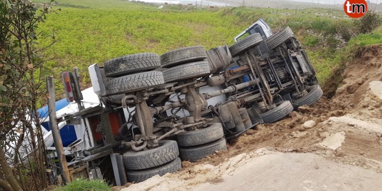 Un camionero de Nigrán, herido al volcar su hormigonera en Oia