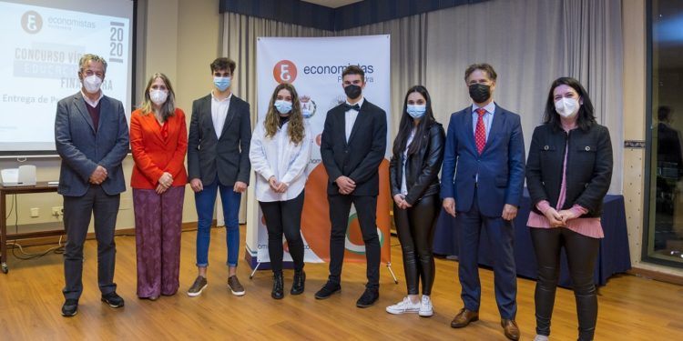 El Colegio de Economistas entrega en Vigo los premios del Concurso Audiovisual de Educación Financiera