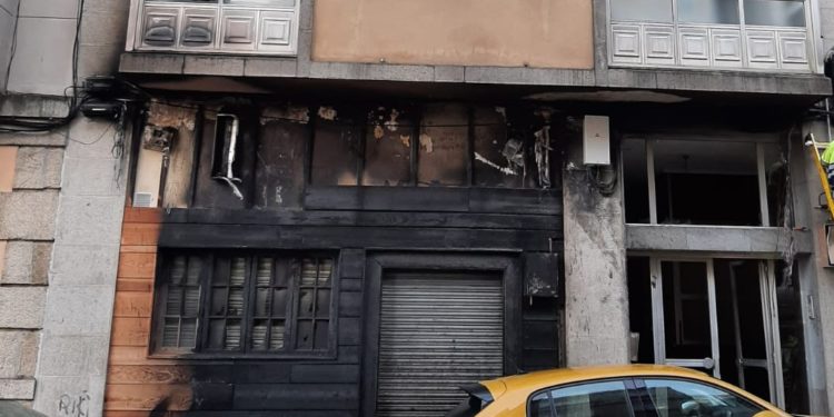 Dos detenidos en Vigo tras plantar fuego a una furgoneta de la empresa que los despidió