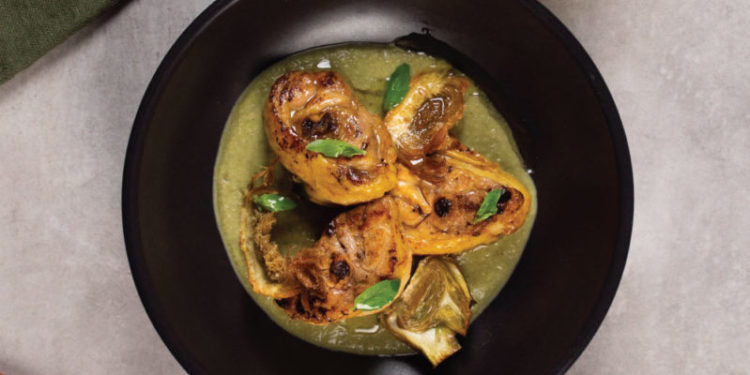 Delicias de pollo con texturas de alcachofa y lima