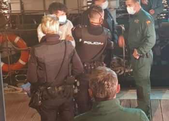 Detenido en unas rocas de Samil tras robar la caja en San Remo y huir a nado