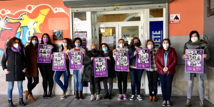 As 27 mulleres de Érguete sacan a careta no seu 8M