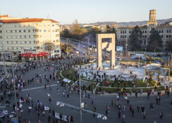 Tres filas violetas con 995 personas mantienen vivo el 8M en Vigo