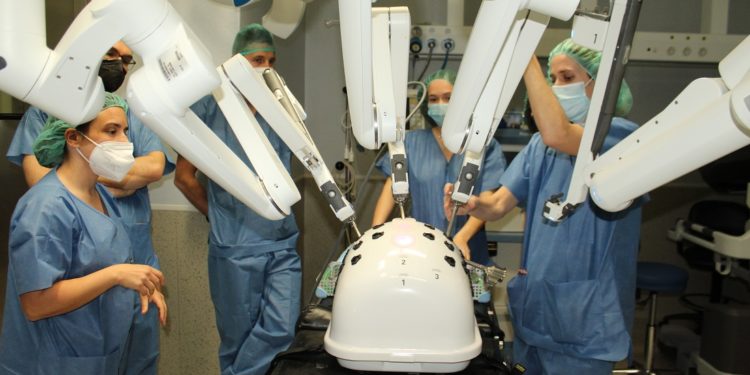 Vithas Vigo acoge el primer curso teórico-práctico de cirugía robótica de Galicia