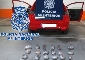 La Policía Nacional de Vigo detiene a dos hombres con más de 30 kilos de hachís ocultos en un coche