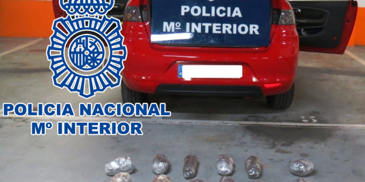 La Policía Nacional de Vigo detiene a dos hombres con más de 30 kilos de hachís ocultos en un coche