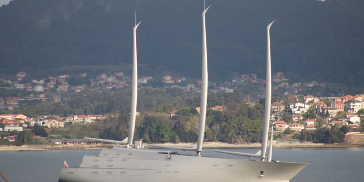 Vigo recibe al descomunal «Sailing Yacth A»