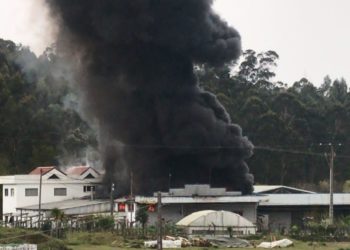 Un incendio arrasa la nave de Bacalaos Outón en Ponteareas