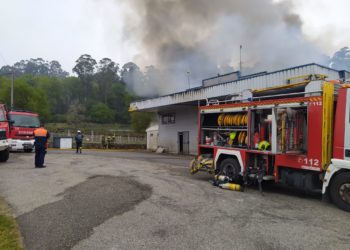Un incendio arrasa la nave de Bacalaos Outón en Ponteareas