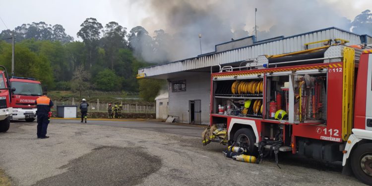Un incendio arrasa la nave de Bacalaos Outón en Ponteareas