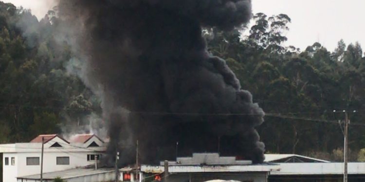 Un incendio arrasa la nave de Bacalaos Outón en Ponteareas