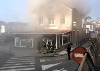 Un incendio causa daños en un local de hostelería en Redondela