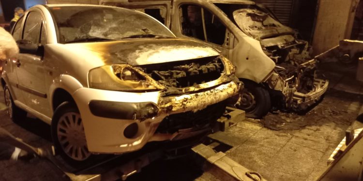 Dos detenidos en Vigo tras plantar fuego a una furgoneta de la empresa que los despidió