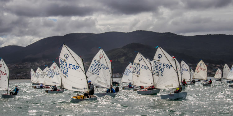 Ribeira brilla en la jornada inaugural de la Regata Cenor de Optimist